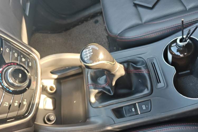 Used CHANGAN CS75 2014 2.0L Manual Comfort Version China IV Standard Gear Lever