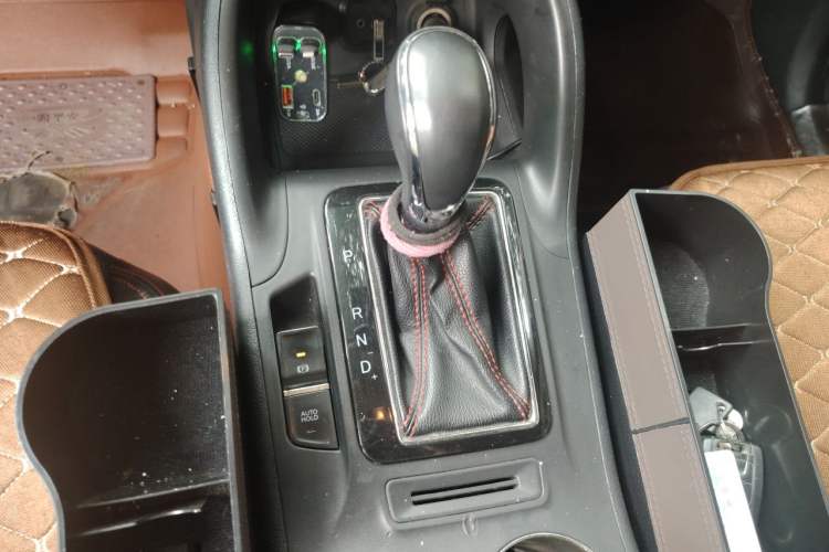 Used CHANGAN CS75 2014 1.8T Automatic Elite Model China IV Standard Gear Lever