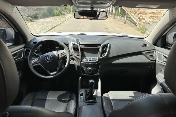 Used CHANGAN CS75 2014 2.0L Manual Luxury Version China IV Standard Interior 2