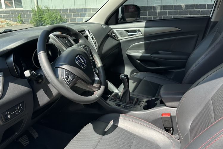 Used CHANGAN CS75 2014 2.0L Manual Luxury Version China IV Standard Interior 3