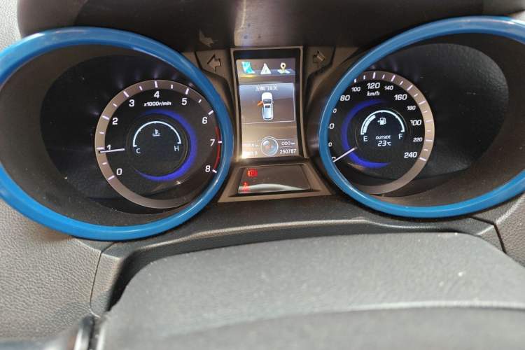 Used CHANGAN CS75 2014 2.0L Manual Leading Version China IV Standard Odometer Close Up