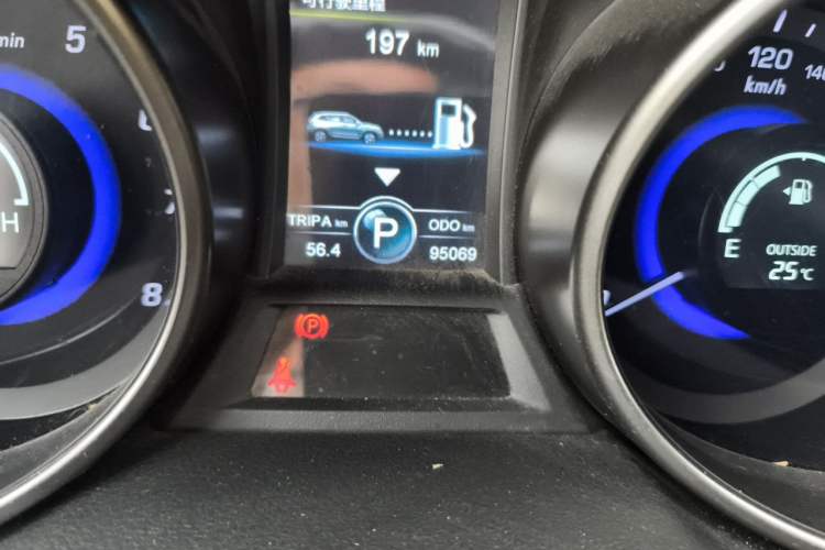 Used CHANGAN CS75 2014 1.8T Automatic Prestige Model China IV Standard Odometer Close Up