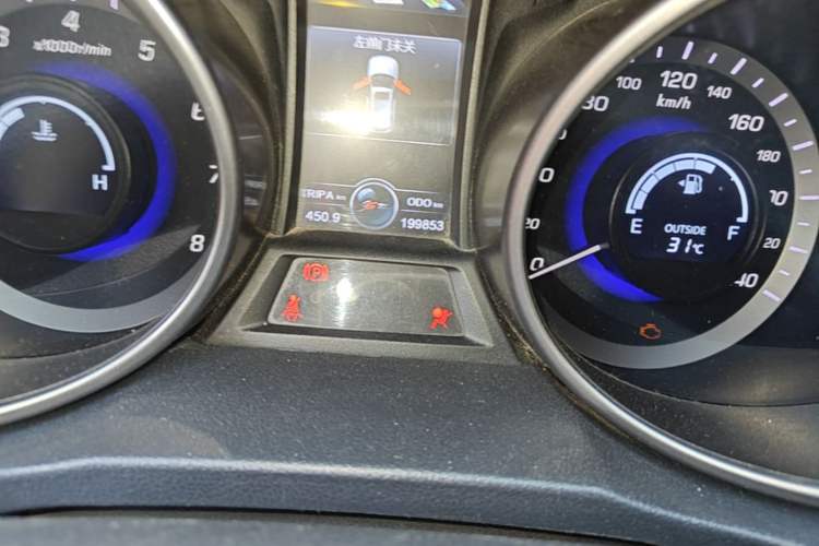 Used CHANGAN CS75 2014 2.0L Manual Leading Version China IV Standard Odometer Close Up