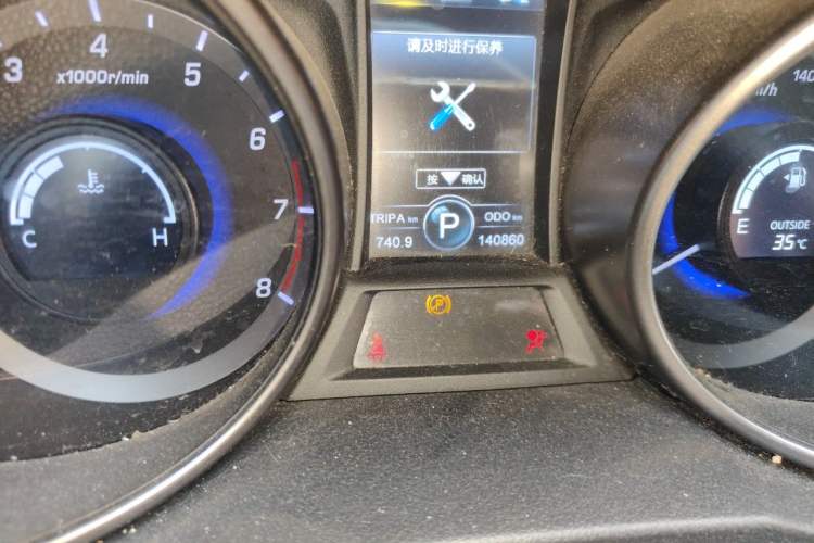 Used CHANGAN CS75 2014 1.8T Automatic Elite Model China IV Standard Odometer Close Up