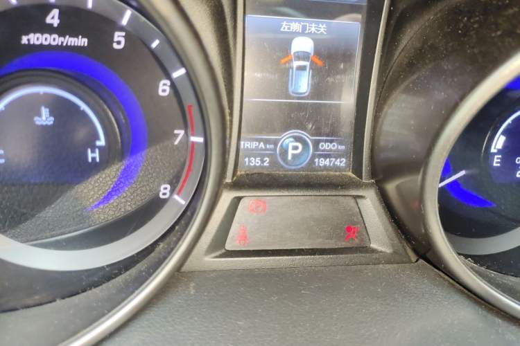 Used CHANGAN CS75 2014 1.8T Automatic Elite Version China V Standard Odometer Close Up