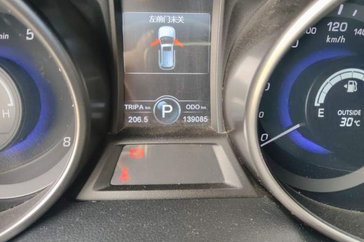 Used CHANGAN CS75 2014 1.8T Automatic Elite Version China V Standard Odometer Close Up