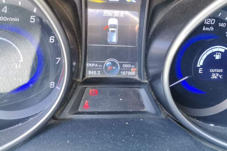Used CHANGAN CS75 2014 2.0L Manual Leading Version China IV Standard Odometer Close Up