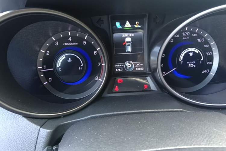 Used CHANGAN CS75 2014 1.8T Automatic Elite Model China IV Standard Odometer Close Up