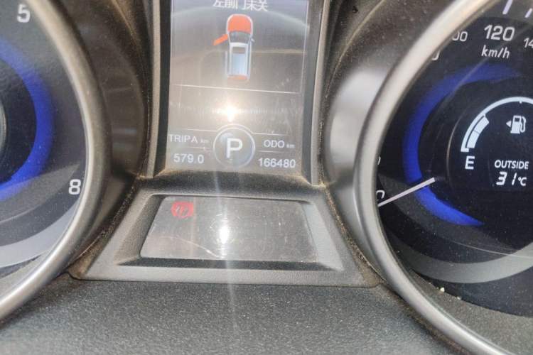 Used CHANGAN CS75 2014 1.8T Automatic Elite Model China IV Standard Odometer Close Up