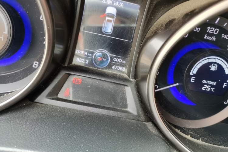 Used CHANGAN CS75 2014 2.0L Manual Luxury Version China V Standard Odometer Close Up