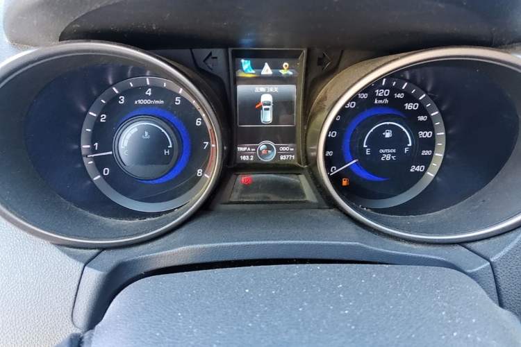 Used CHANGAN CS75 2014 2.0L Manual Leading Version China IV Standard Odometer Close Up