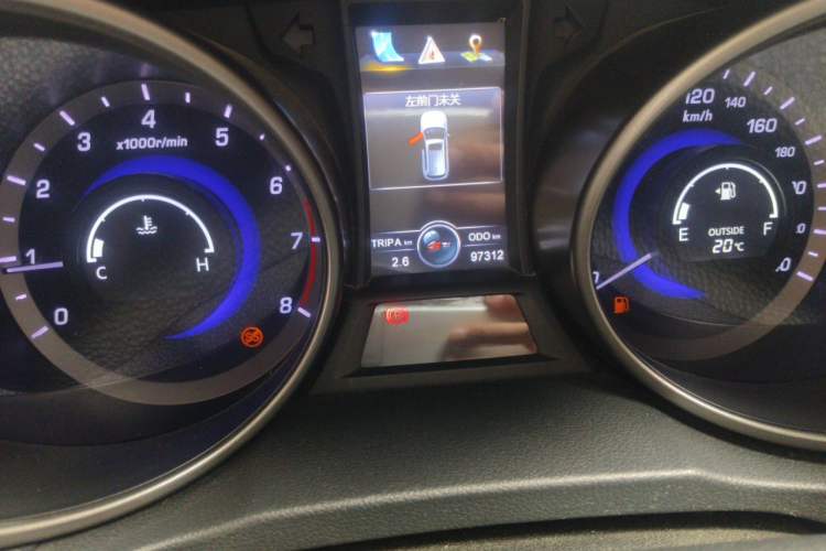 Used CHANGAN CS75 2014 2.0L Manual Leading Version China IV Standard Odometer Close Up