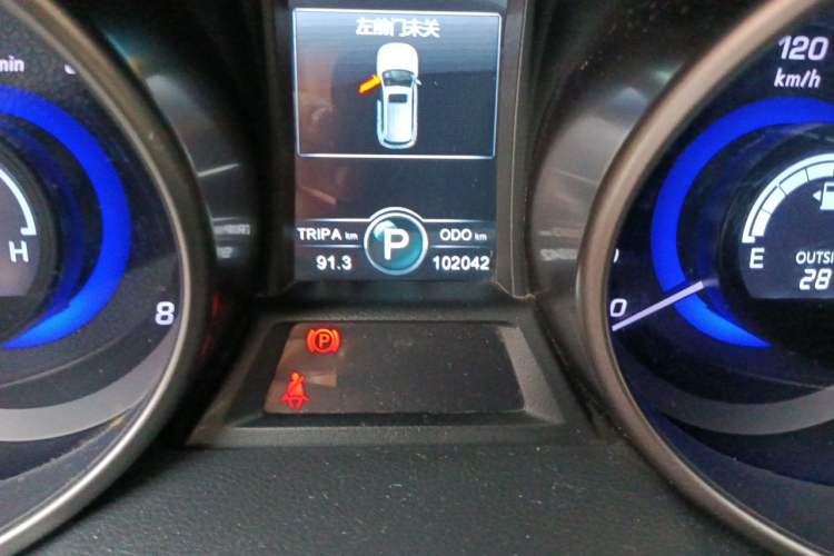 Used CHANGAN CS75 2014 1.8T Automatic Elite Model China IV Standard Odometer Close Up