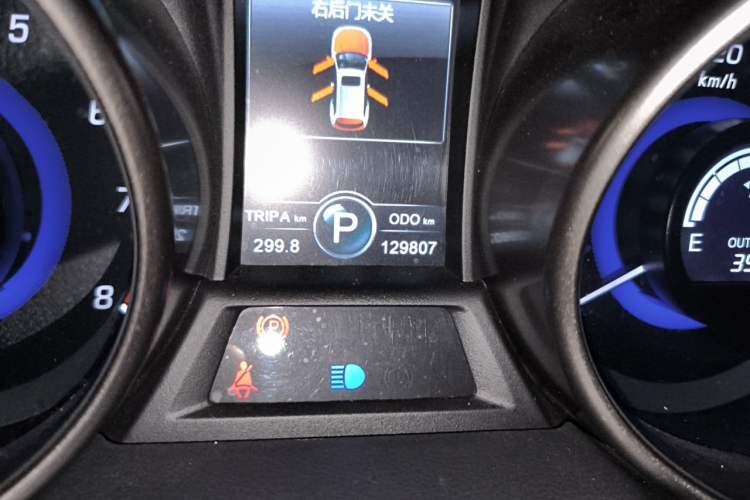 Used CHANGAN CS75 2014 1.8T Automatic Elite Model China IV Standard Odometer Close Up