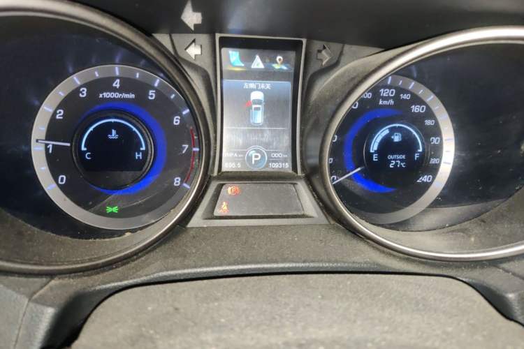Used CHANGAN CS75 2014 1.8T Automatic Elite Model China IV Standard Odometer Close Up