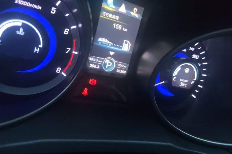 Used CHANGAN CS75 2014 1.8T Automatic Prestige Model China V Standard Odometer Close Up