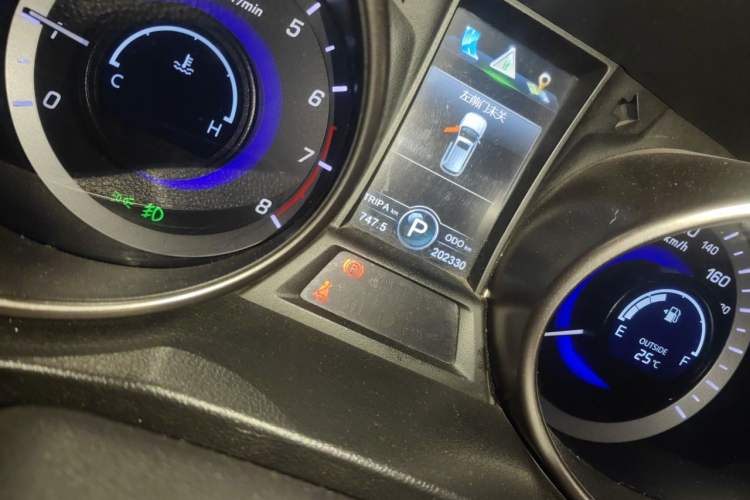 Used CHANGAN CS75 2014 1.8T Automatic Elite Version China V Standard Odometer Close Up