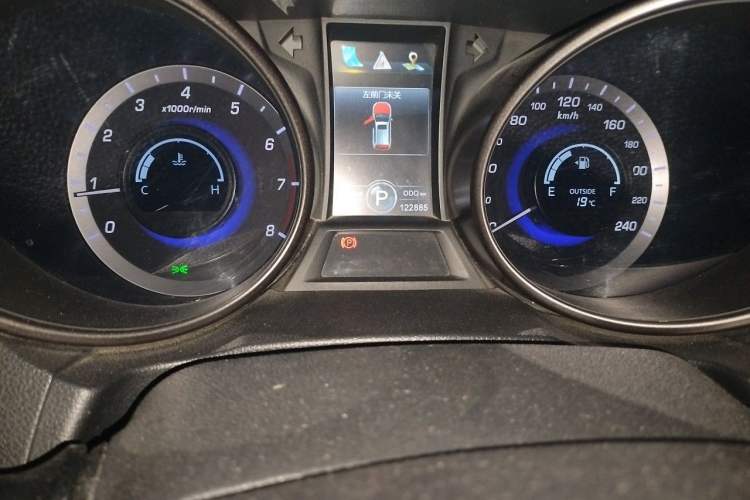 Used CHANGAN CS75 2014 1.8T Automatic Prestige Model China V Standard Odometer Close Up