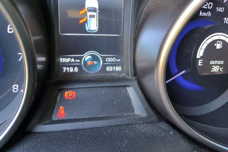 Used CHANGAN CS75 2014 2.0L Manual Luxury Version China IV Standard Odometer Close Up