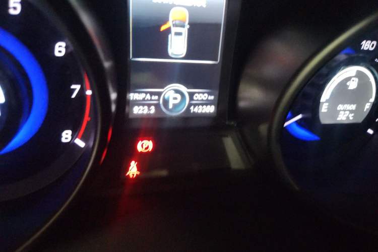 Used CHANGAN CS75 2014 1.8T Automatic Elite Model China IV Standard Odometer Close Up