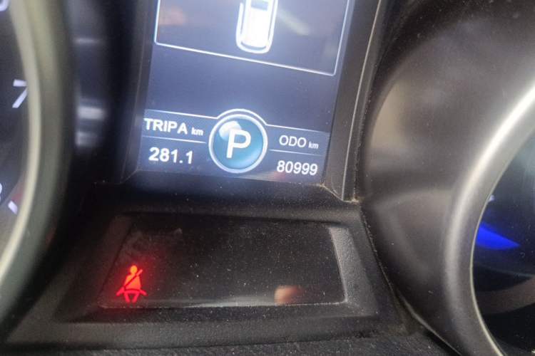 Used CHANGAN CS75 2014 1.8T Automatic Prestige Model China V Standard Odometer Close Up