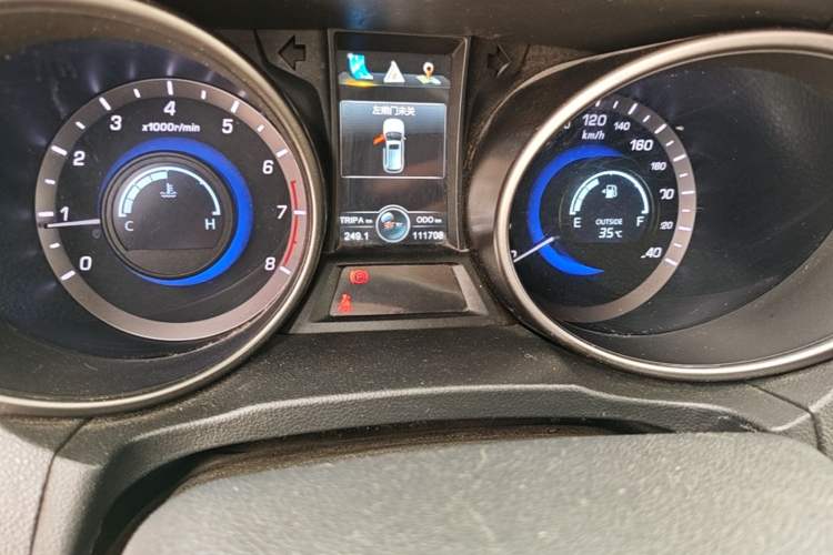 Used CHANGAN CS75 2014 2.0L Manual Leading Version China IV Standard Odometer Close Up