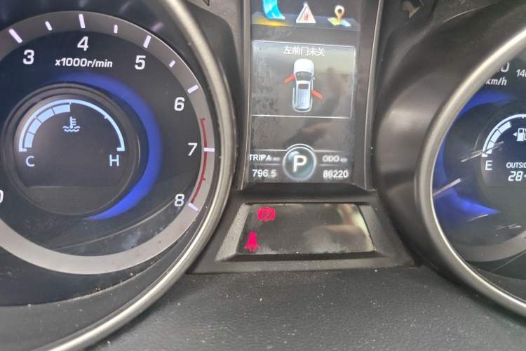 Used CHANGAN CS75 2014 1.8T Automatic Prestige Model China IV Standard Odometer Close Up