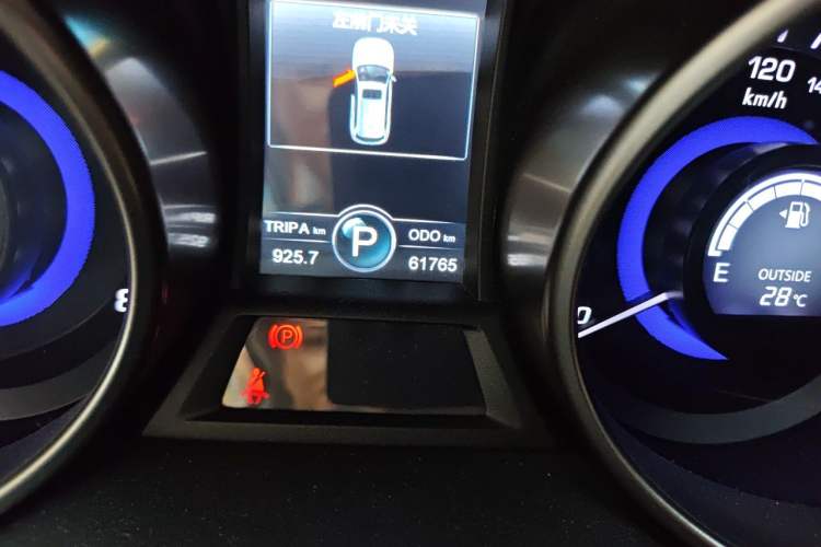 Used CHANGAN CS75 2014 1.8T Automatic Elite Model China IV Standard Odometer Close Up
