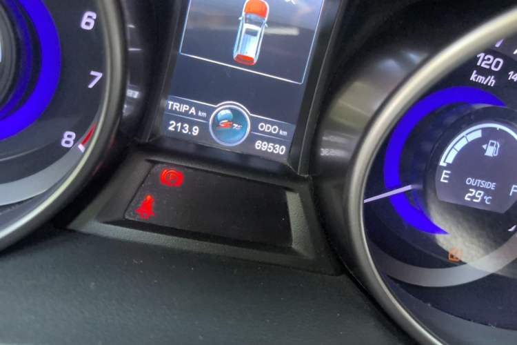 Used CHANGAN CS75 2014 2.0L Manual Luxury Version China V Standard Odometer Close Up