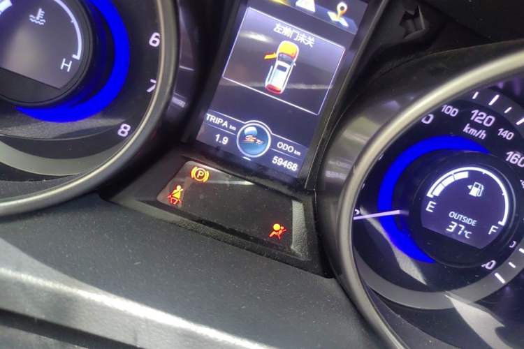 Used CHANGAN CS75 2014 2.0L Manual Luxury Version China V Standard Odometer Close Up