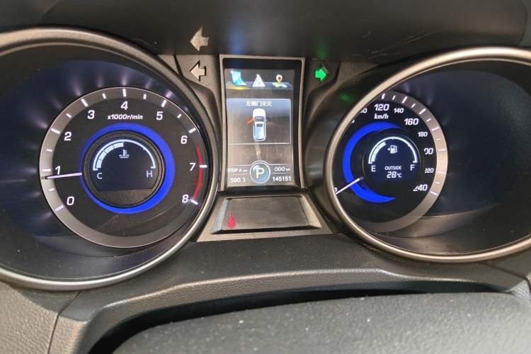 Used CHANGAN CS75 2014 1.8T Automatic Elite Model China IV Standard Odometer Close Up