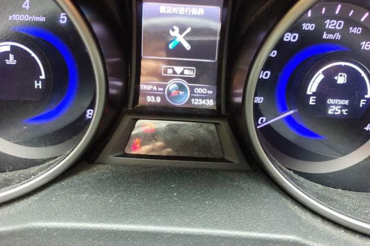 Used CHANGAN CS75 2014 2.0L Manual Leading Version China IV Standard Odometer Close Up