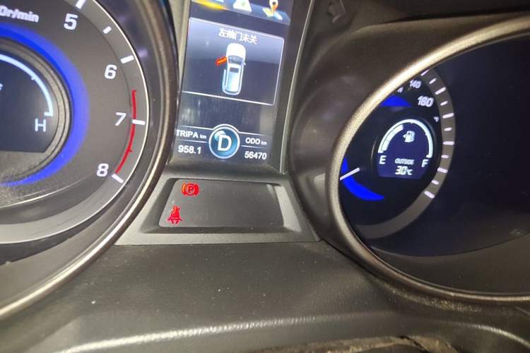 Used CHANGAN CS75 2014 1.8T Automatic Elite Model China IV Standard Odometer Close Up