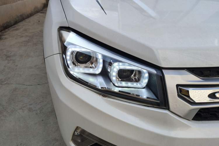 Used CHANGAN CS75 2014 1.8T Automatic Elite Version China V Standard Right Front Headlight