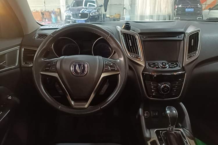 Used CHANGAN CS75 2014 1.8T Automatic Elite Version China V Standard Center Console