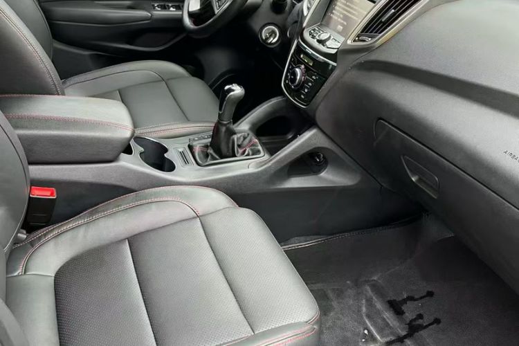 Used CHANGAN CS75 2014 2.0L Manual Luxury Version China IV Standard Interior 2
