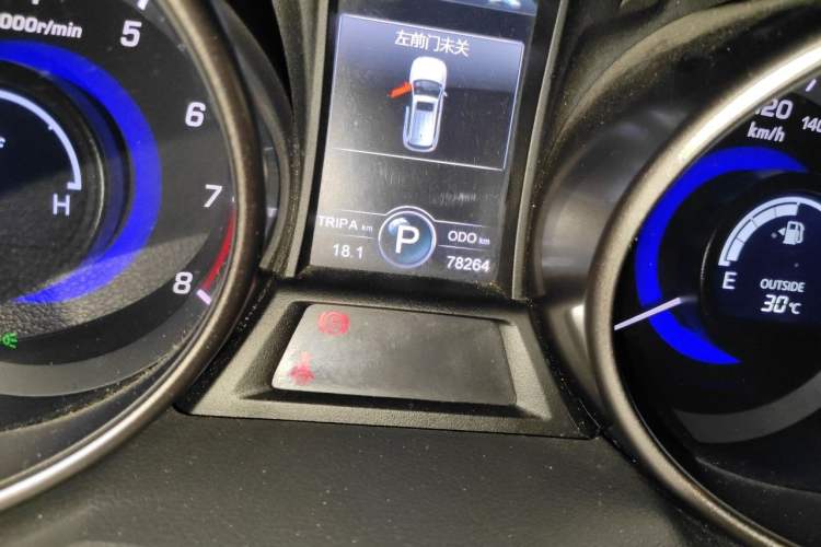 Used CHANGAN CS75 2014 1.8T Automatic Elite Version China V Standard Odometer Close Up