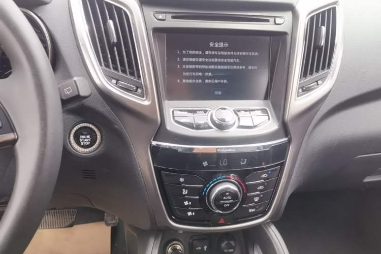 Used CHANGAN CS75 2015 1.8T Automatic 4x4 Elite Model China V Standard Audio And AC Panel