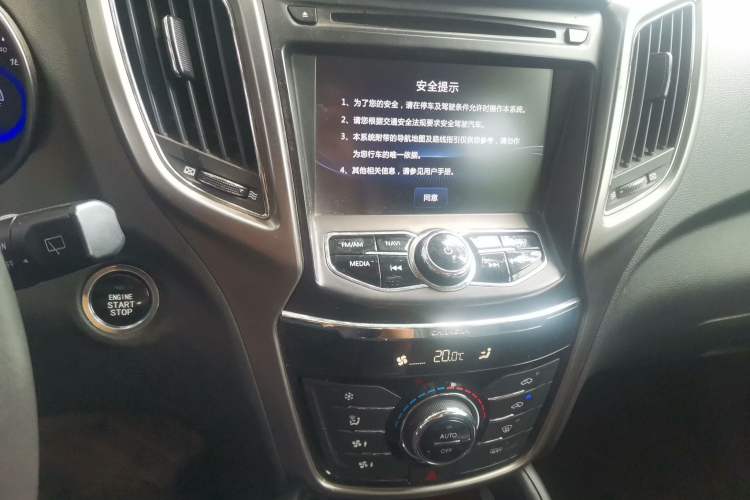 Used CHANGAN CS75 2015 1.8T Automatic 4x4 Elite Model China V Standard Audio And AC Panel