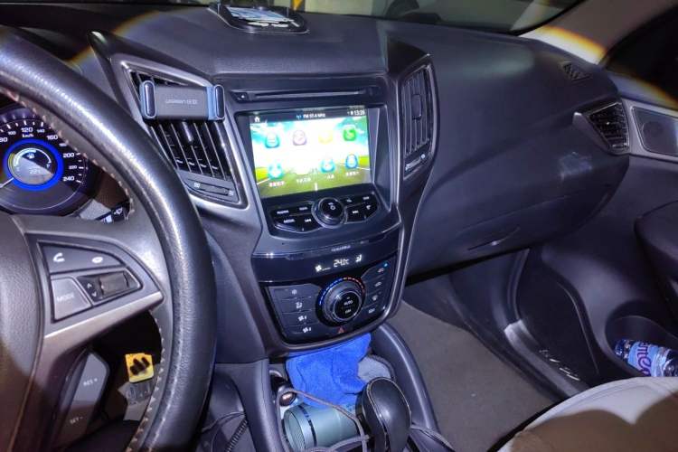 Used CHANGAN CS75 2015 1.8T Automatic 4x4 Prestige Model China V Emission Standard Audio And AC Panel