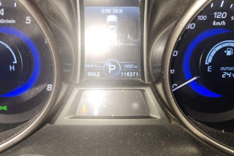 Used CHANGAN CS75 2015 1.8T Automatic All-Wheel Drive Elite Version China IV Standard Odometer Close Up