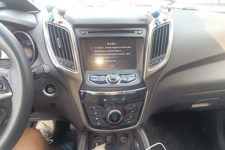 Used CHANGAN CS75 2015 1.8T Automatic 4x4 Elite Model China V Standard Audio And AC Panel