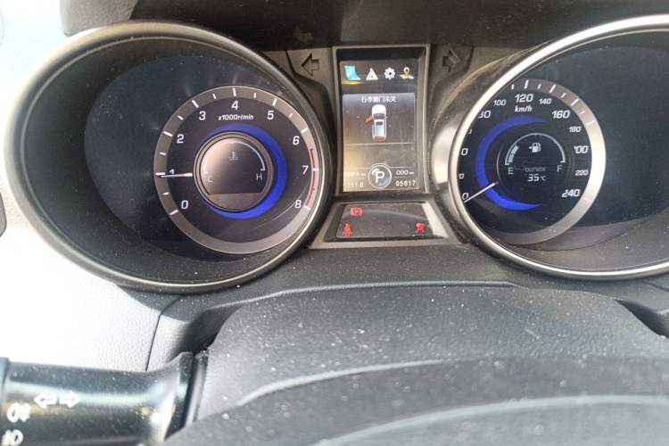 Used CHANGAN CS75 2015 1.8T Automatic 4x4 Elite Model China V Standard Odometer Close Up