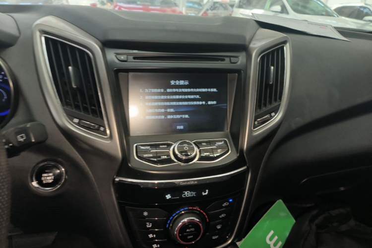 Used CHANGAN CS75 2015 1.8T Automatic 4x4 Elite Model China V Standard Audio And AC Panel