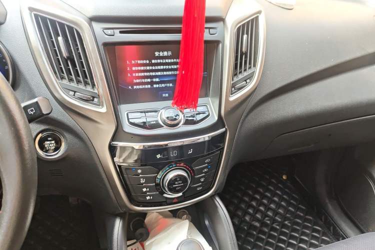Used CHANGAN CS75 2015 1.8T Automatic 4x4 Elite Model China V Standard Audio And AC Panel