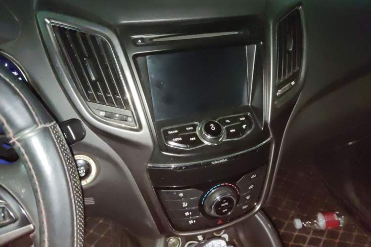Used CHANGAN CS75 2015 1.8T Automatic 4x4 Prestige Model China V Emission Standard Audio And AC Panel