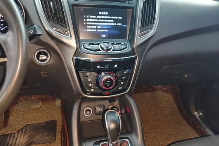 Used CHANGAN CS75 2015 1.8T Automatic 4x4 Elite Model China V Standard Audio And AC Panel