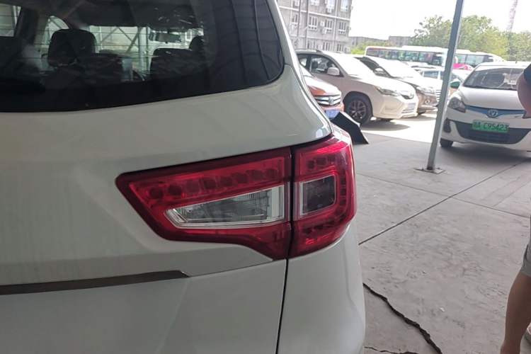 Used CHANGAN CS75 2015 1.8T Automatic All-Wheel Drive Elite Version China IV Standard Exterior 3