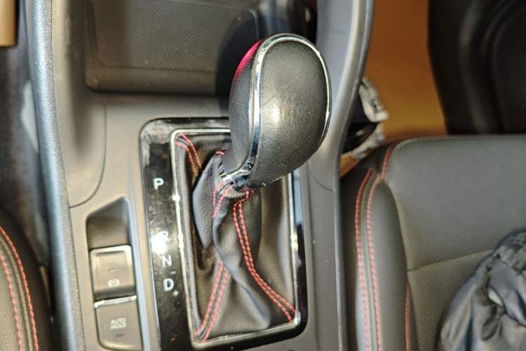Used CHANGAN CS75 2015 1.8T Automatic All-Wheel Drive Elite Version China IV Standard Gear Lever