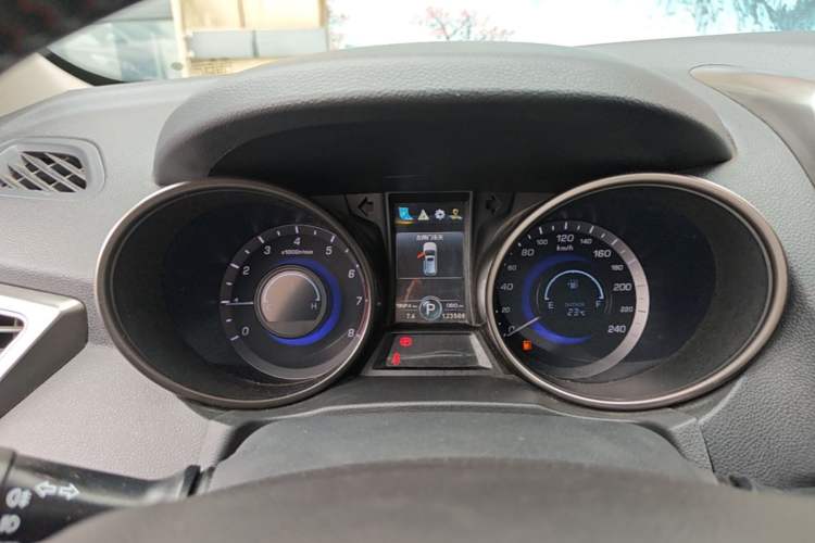 Used CHANGAN CS75 2015 1.8T Automatic All-Wheel Drive Elite Version China IV Standard Instrument Cluster